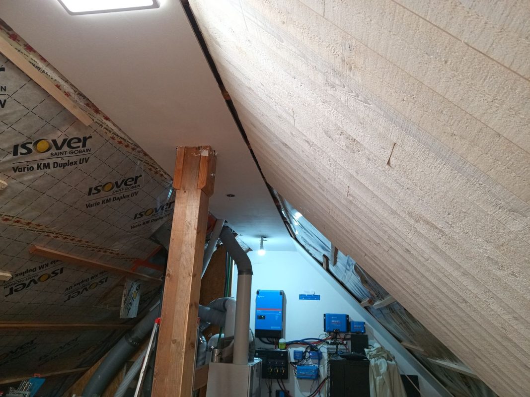 Fin du plâtre et sous couche de peinture au plafond