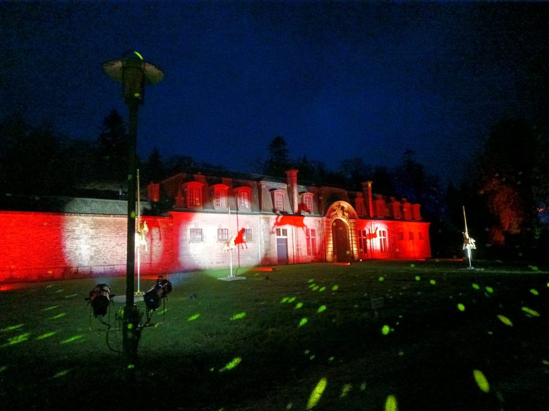 La pelouse devant les écuries