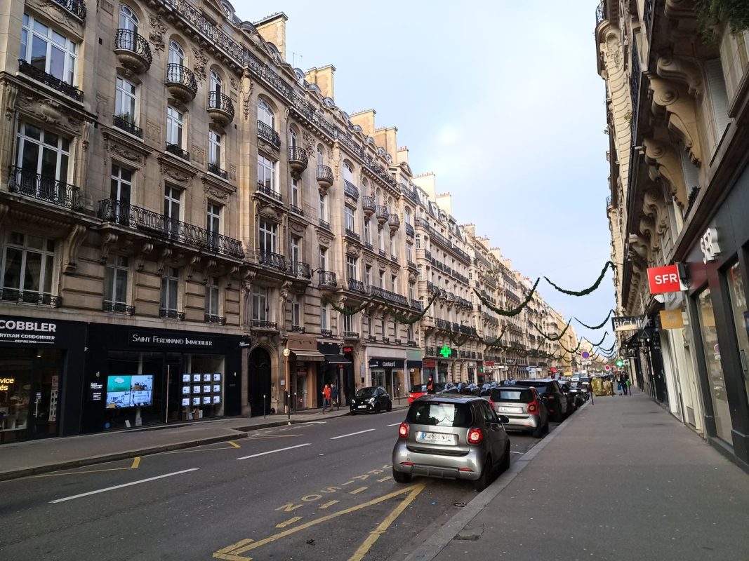 Rue avec façade Haussmann