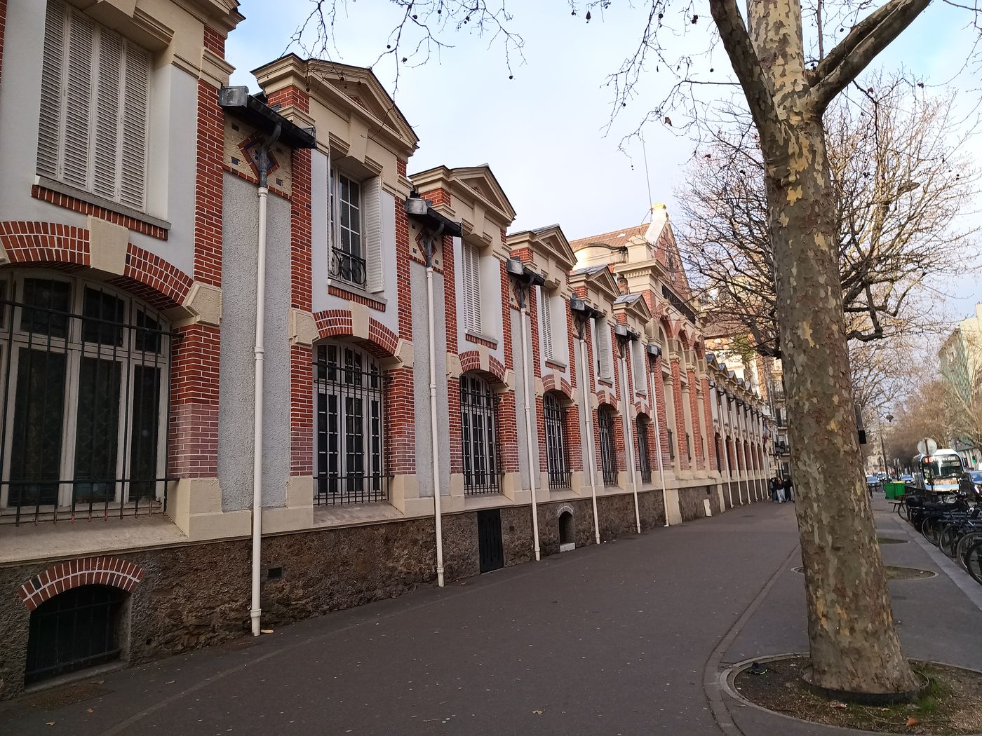 Une école, style différent