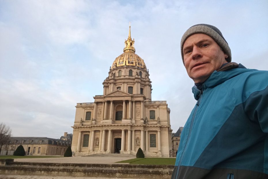 Bertrand devant les Invalides