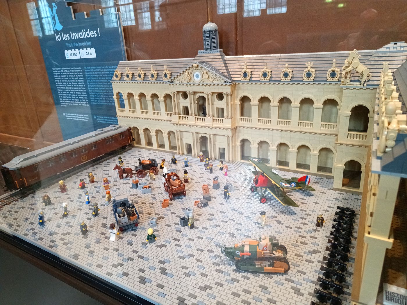 Une cours des Invalide durant une guerre