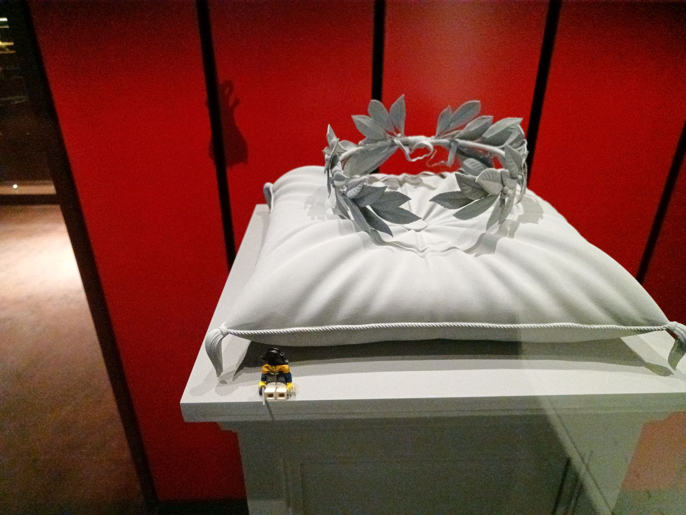 Une couronne et une des figurine Lego caché
