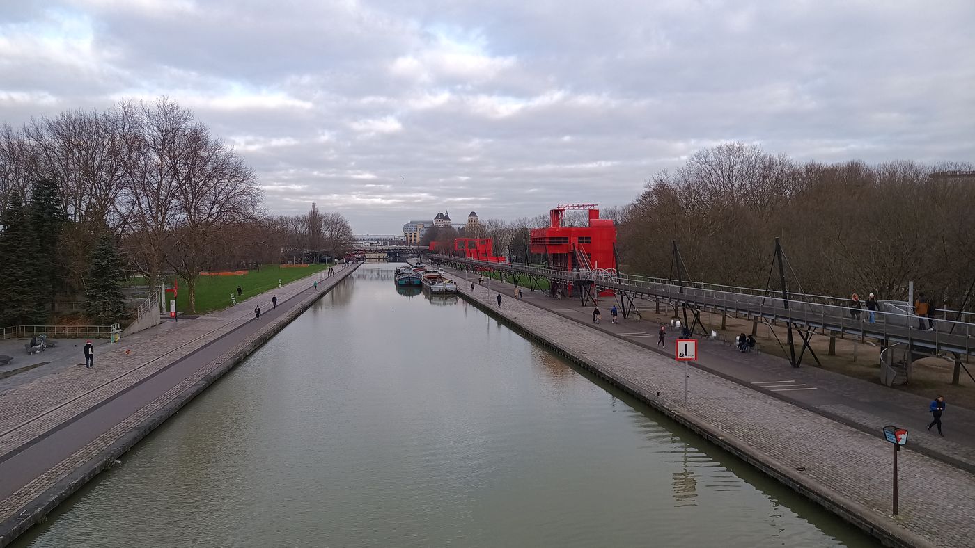 Canal de la Villette et au fond les anciens moulin de Pantin