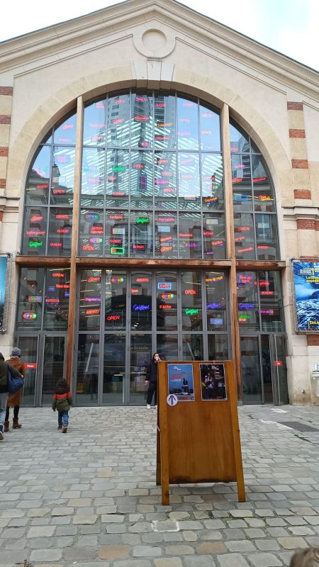 La porte d'entrée du 104,  de l'ancienne usine transformé en lieux de culture