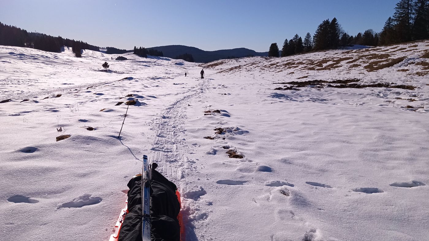 Je me retourne : le chargement (avec les ski) et le paysage