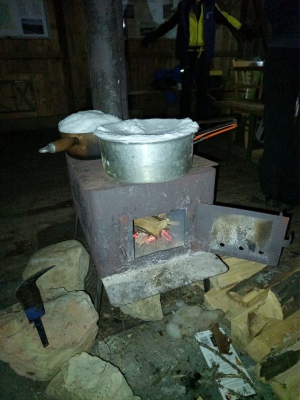 Chauffe de l'eau pour les repas