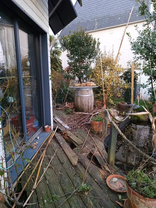 Je débarrasse la terrasse des tas de branches