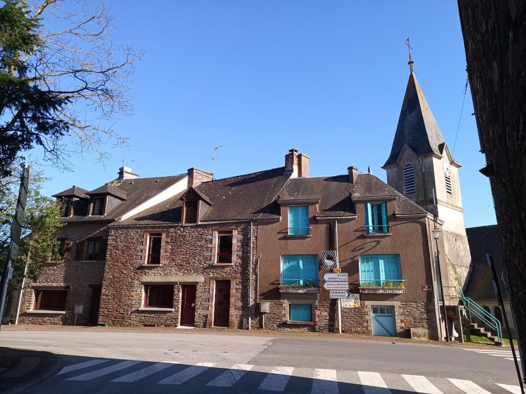 Maisons et église
