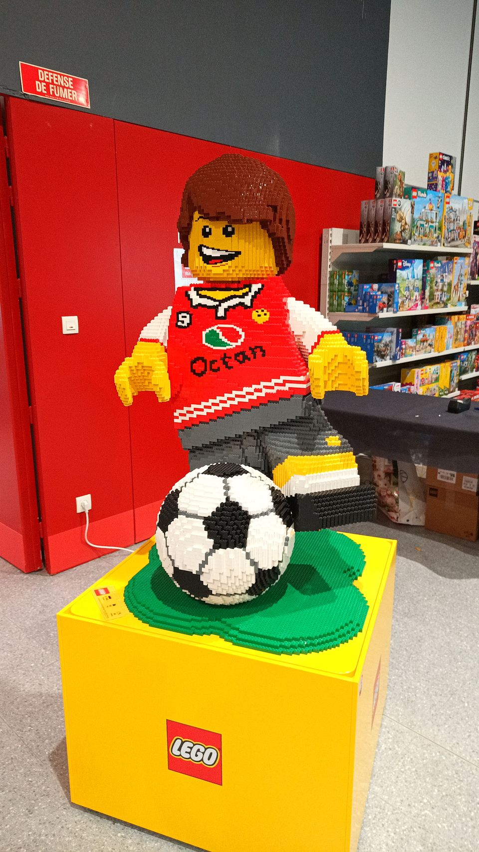 Figurine taille géante prêté par Lego