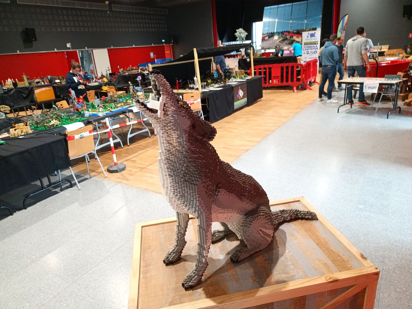 Loup taille géante prêté par Lego