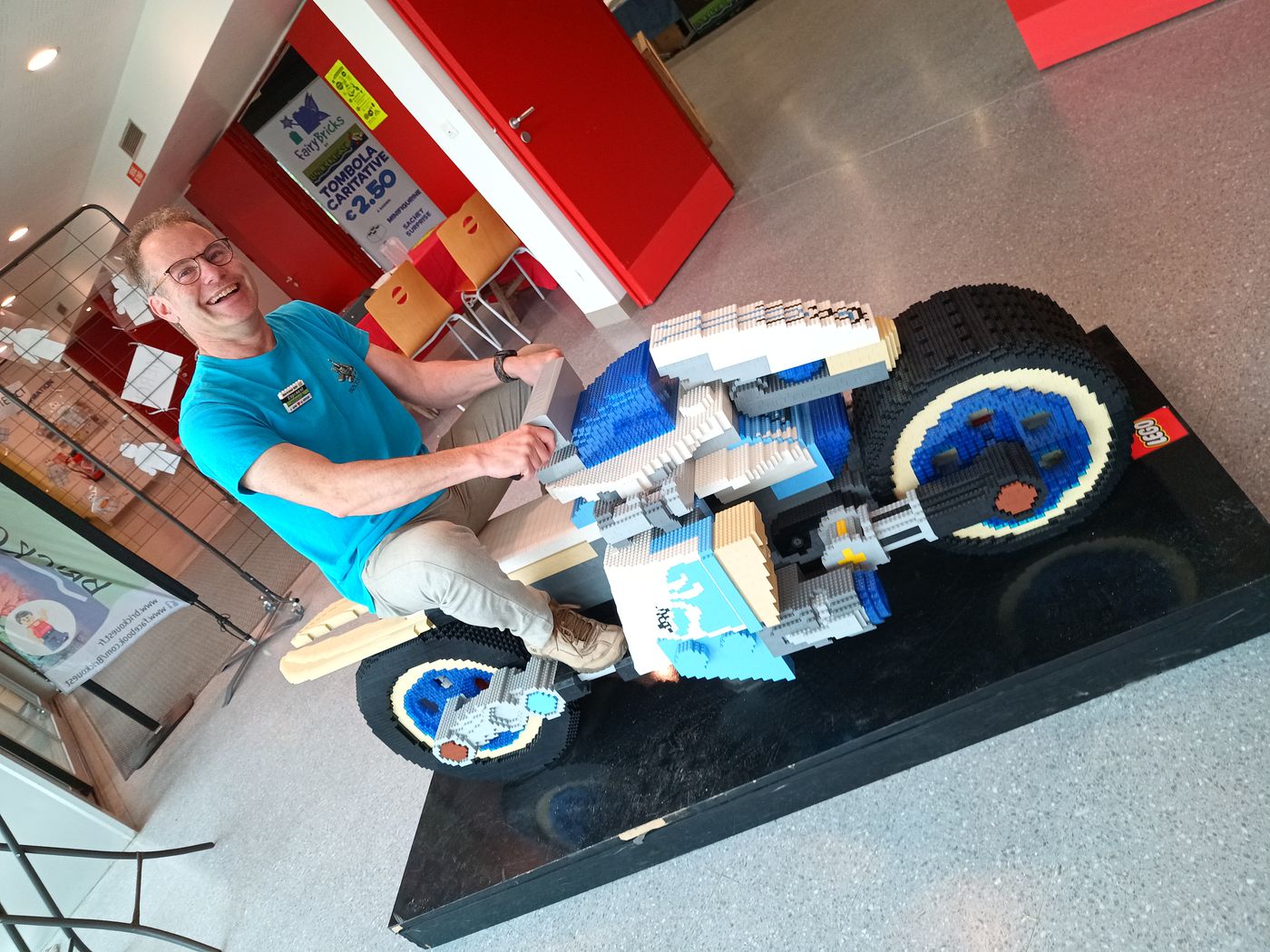 Bertrand sur la moto en Lego