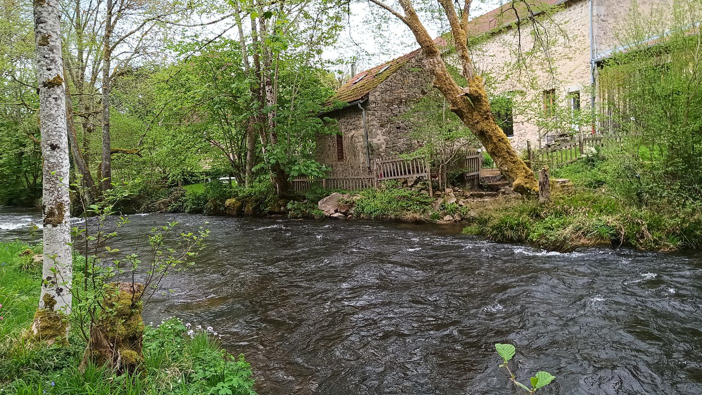 Maison au bord du Chalaux