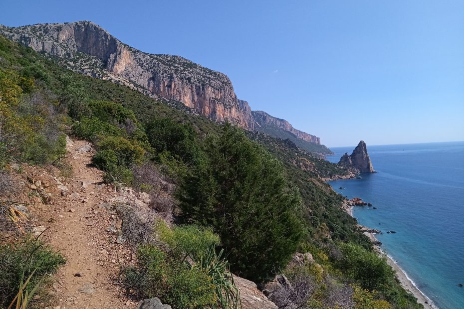 Le Pedra Longa devant les falaises