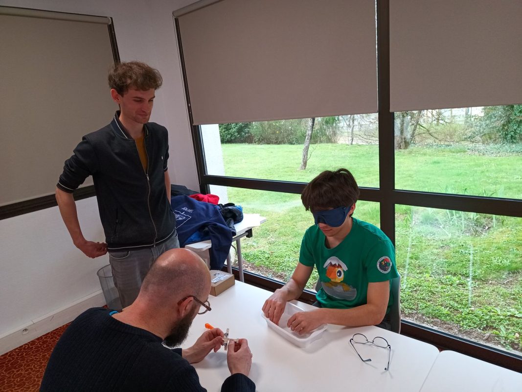 Loïc surveille les jeux qu'il a mis en place