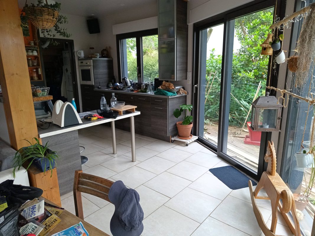 La salle à manger et la cuisine propre
