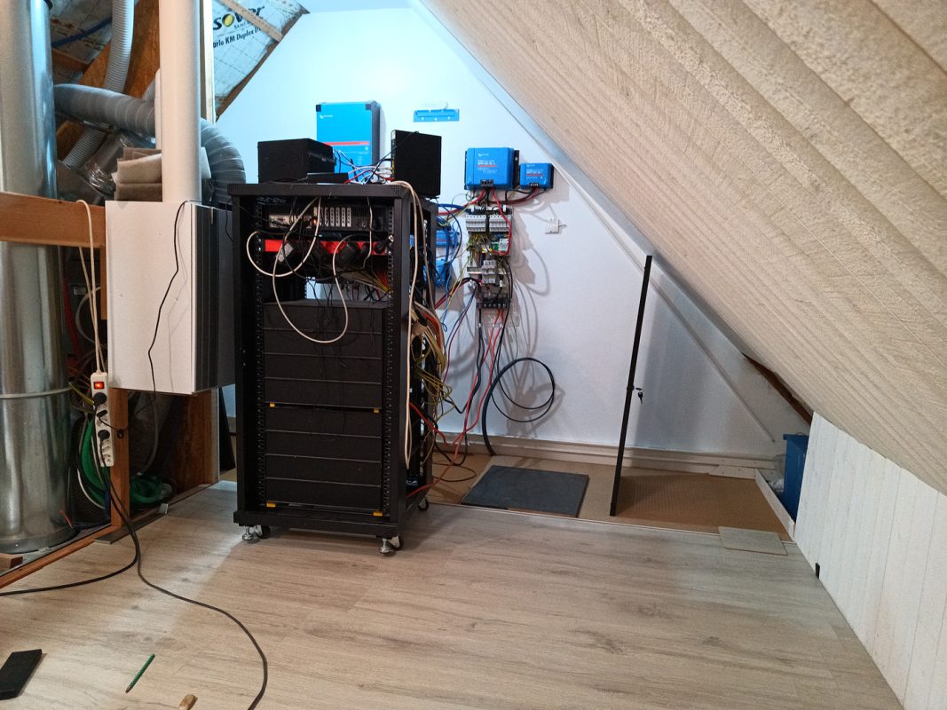 Le parquet qui arrive à cm de la planche sous le rack, déplacement facile !