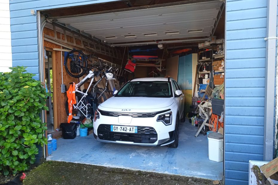 La voiture dans le garage