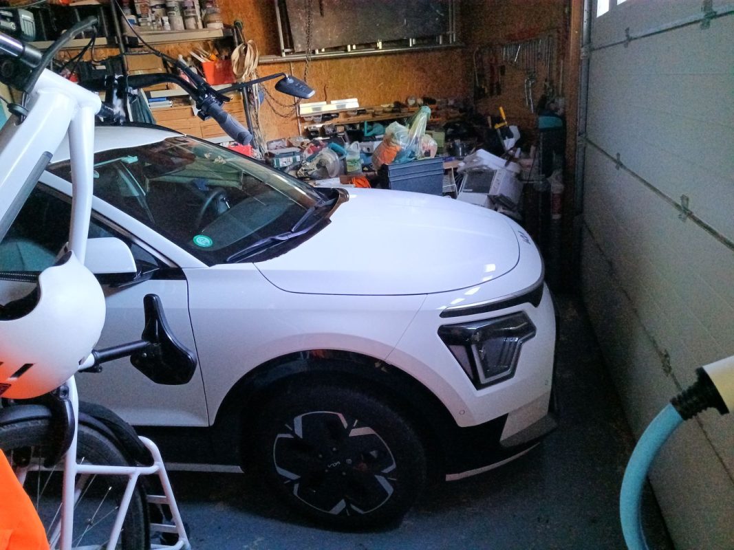 La voiture dans le garage