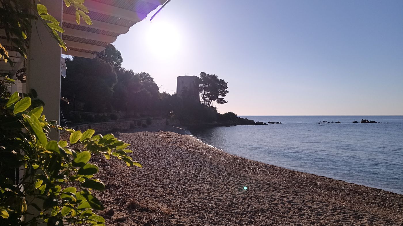 Le bord de plage et la Torre di Santa Maria Navarrese