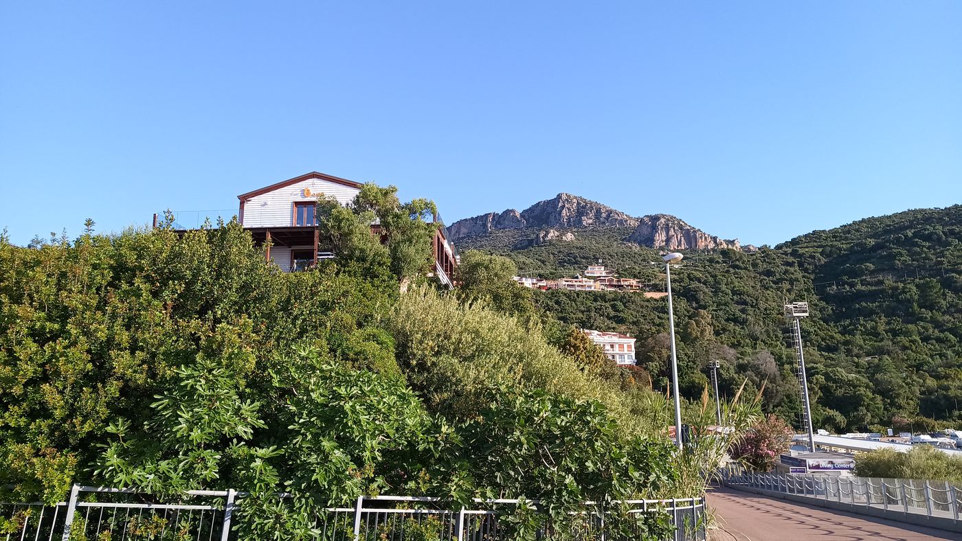 Belle maison, mais surtout les falaises à 6 ou 800m derrière