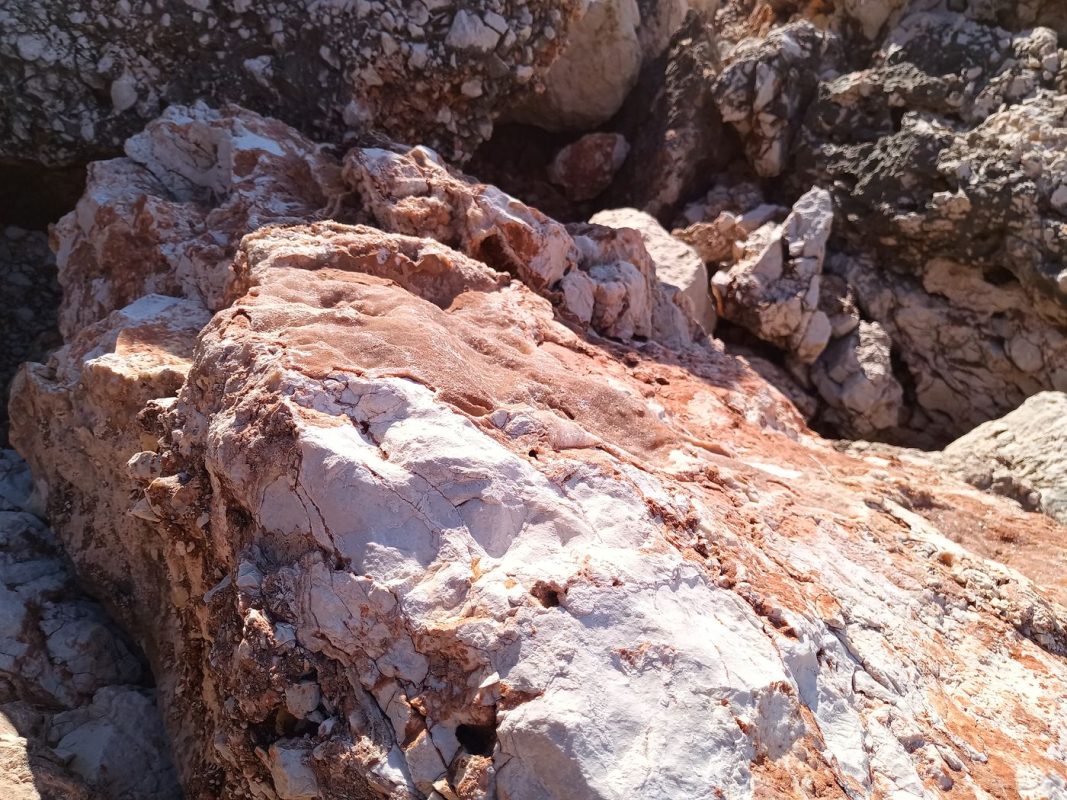 La roche fait comme des croutes...