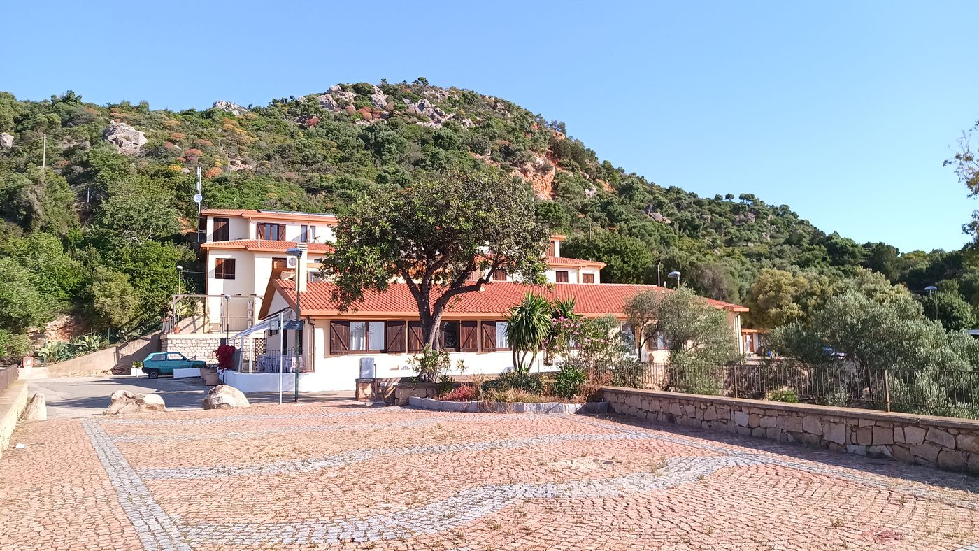 J'arrive sur une place avec un complexe touristique