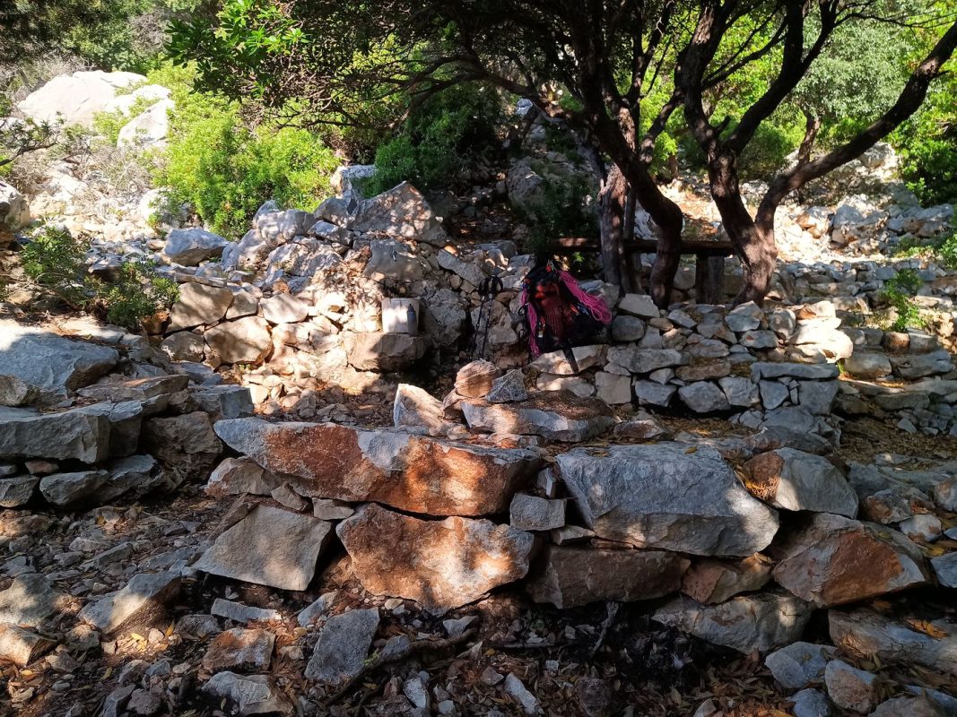 9h, j'arrive à une source capté, avec un camp aménager autour.