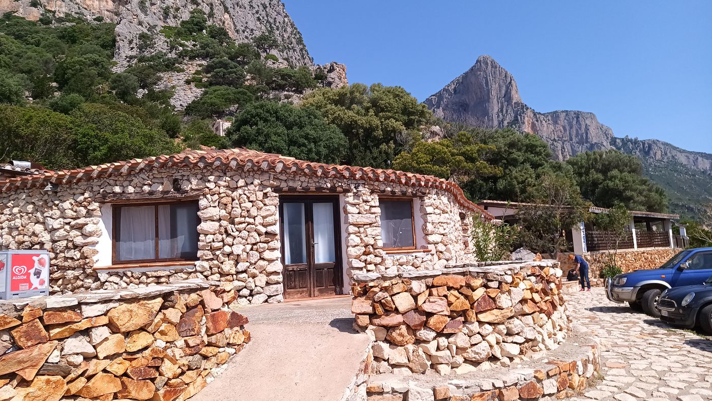 Des grimpeur et un restaurant au bout d'une route, on se demande par où elle passe