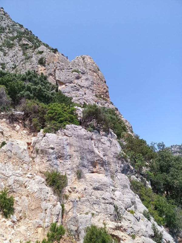Belle falaise au dessus du sentier