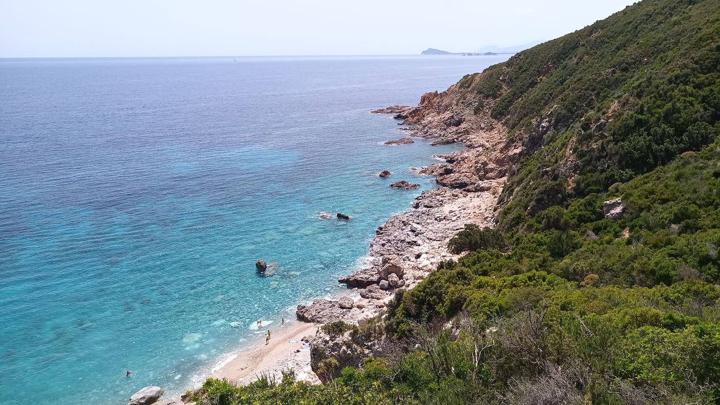 Une crique où certain se baigne, mais je n'ai pas le temps, je me suis trompé de chemin