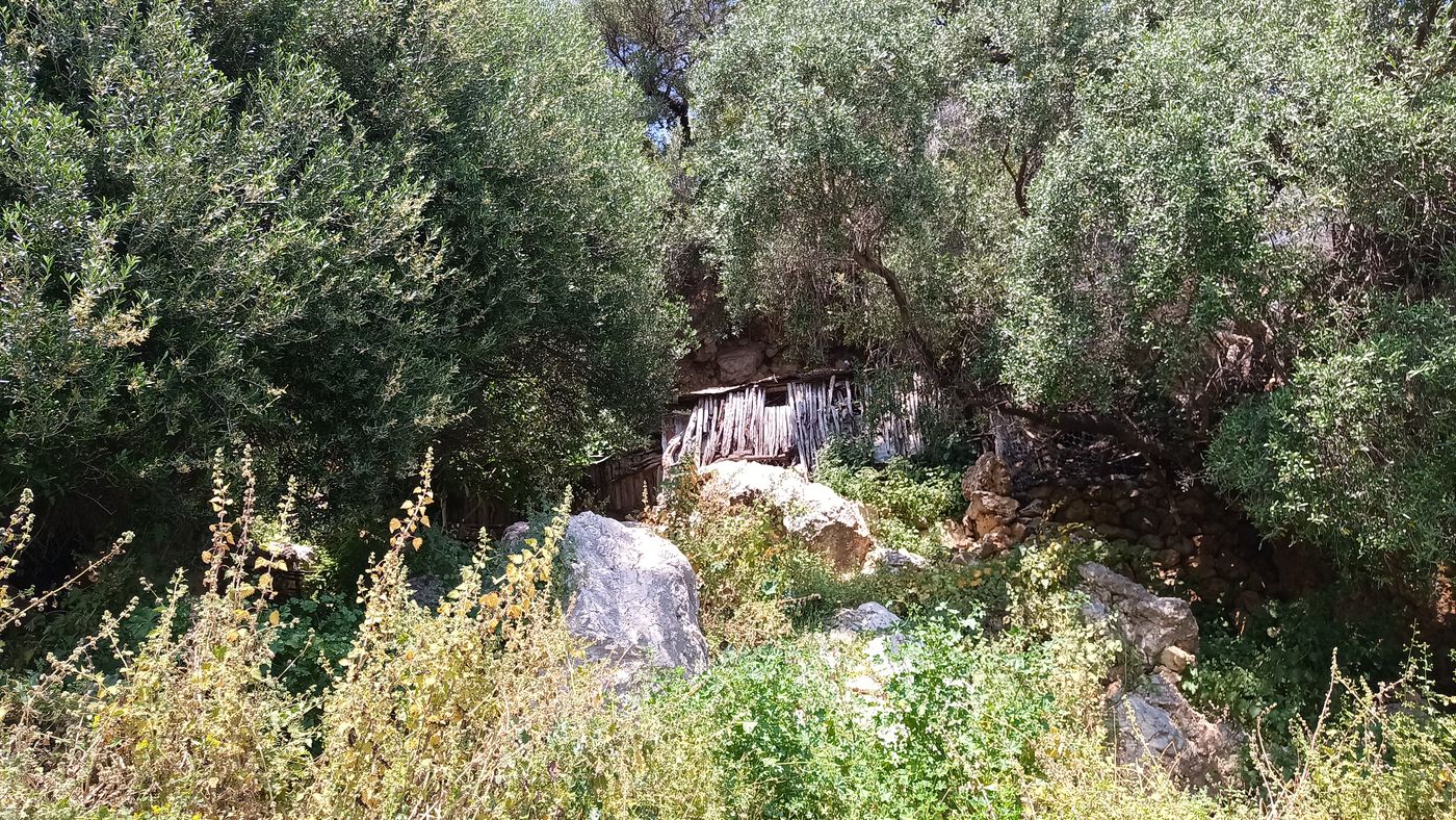 Tiens, une construction humaine juste au dessus de la grotte