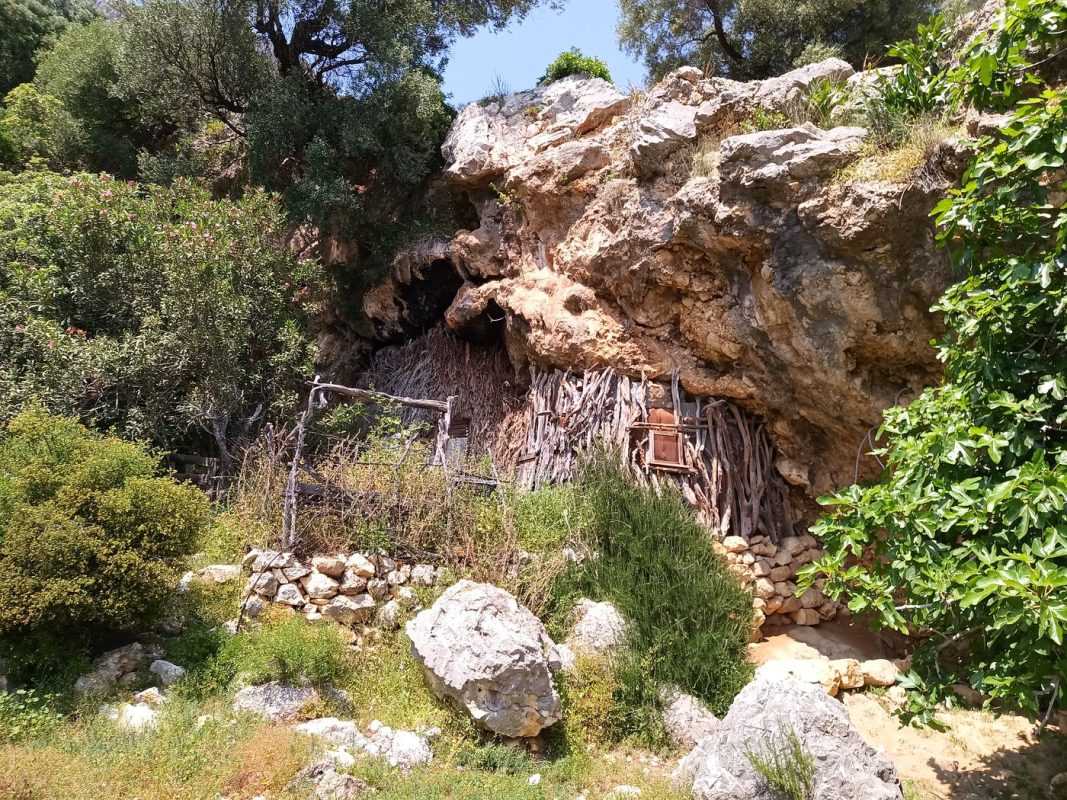 Intégration d'une cabane dans la falaise
