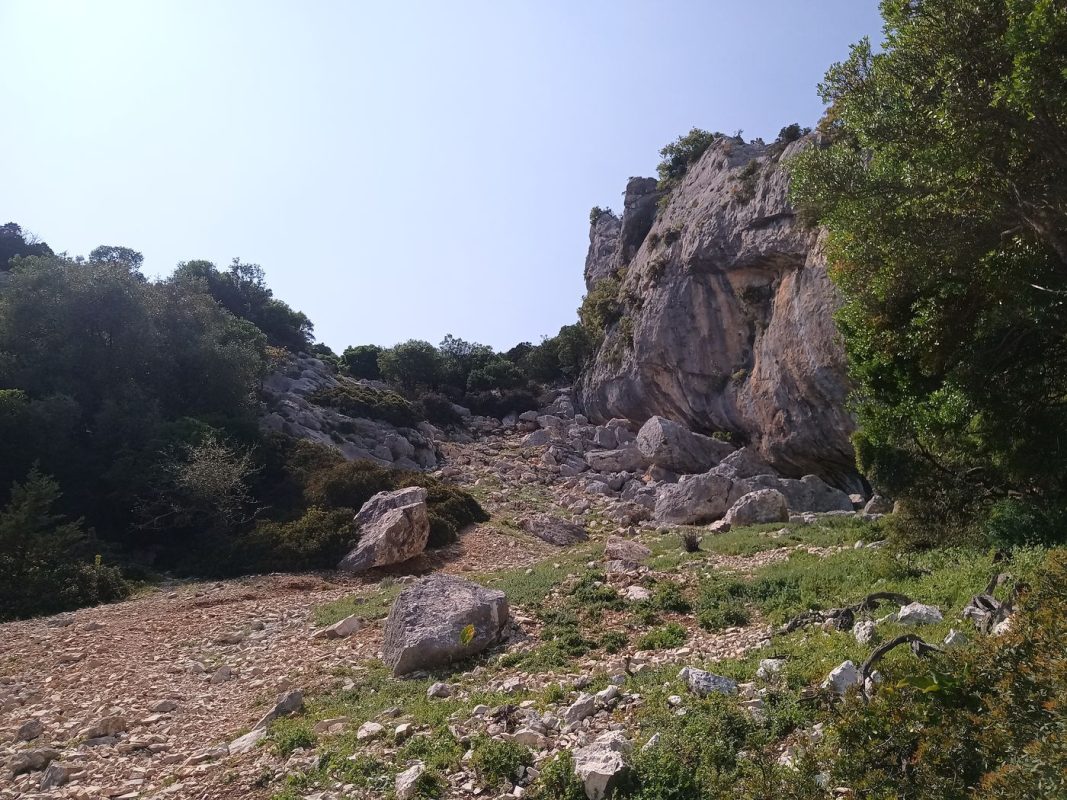 Porte naturel entre la falaise et le plateau