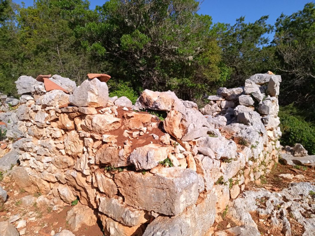 Avec une ruine de bâtisse
