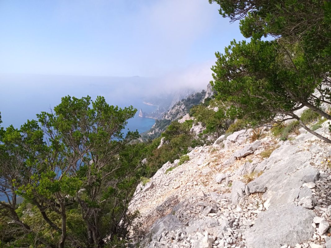 Les nuages contre la falaise, et une petite vue sur le Pedra Longa