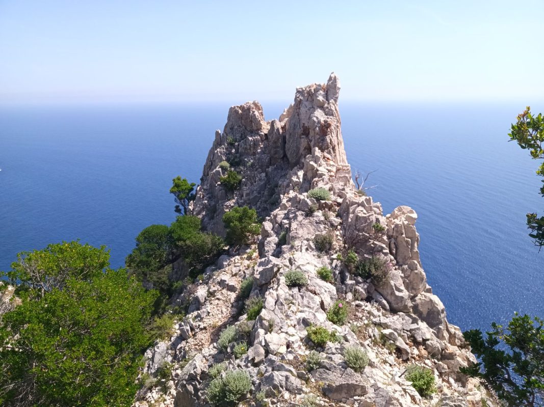 Dentelles de roche au-dessus du ravin - vertigineux