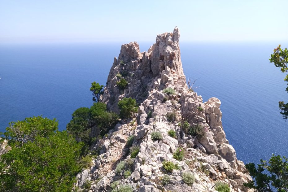 Dentelles de roche au-dessus du ravin - vertigineux
