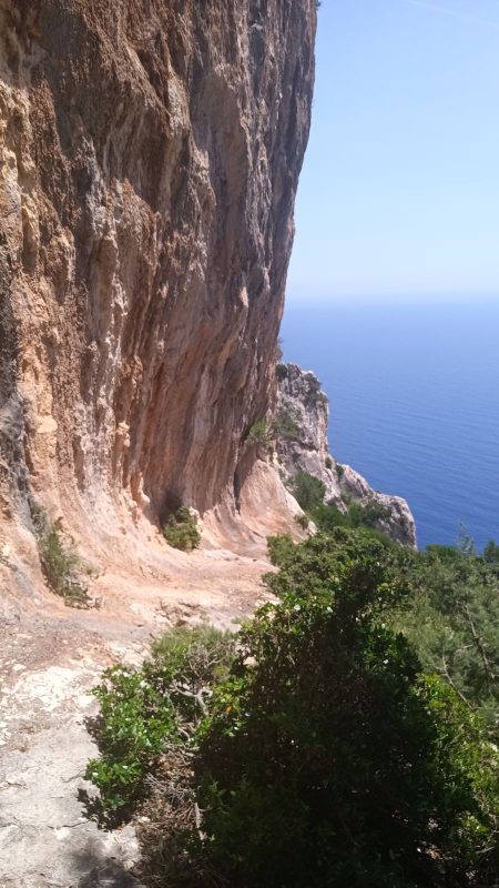 Couloir à flanc de falaise