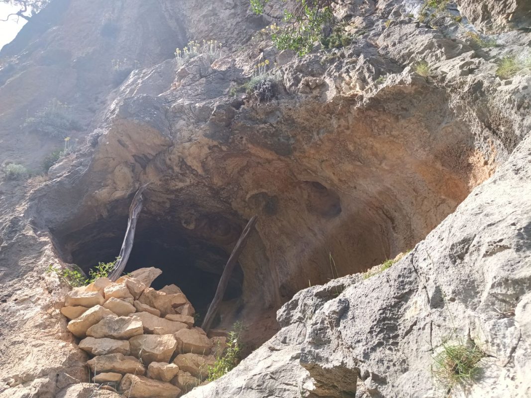 La grotte vue d'en face, mais trop haute pour une vsite