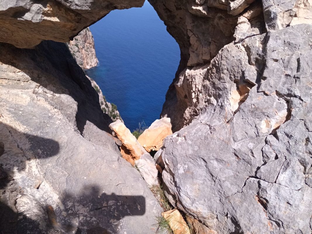 Après un sentier limite escalade, une jolie petite arche