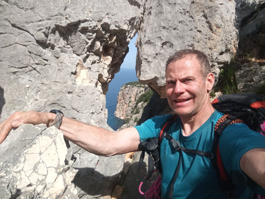 La fatigue (et la peur de lâcher le téléphone dans les bourrasques) commence à se voir sur mon visage