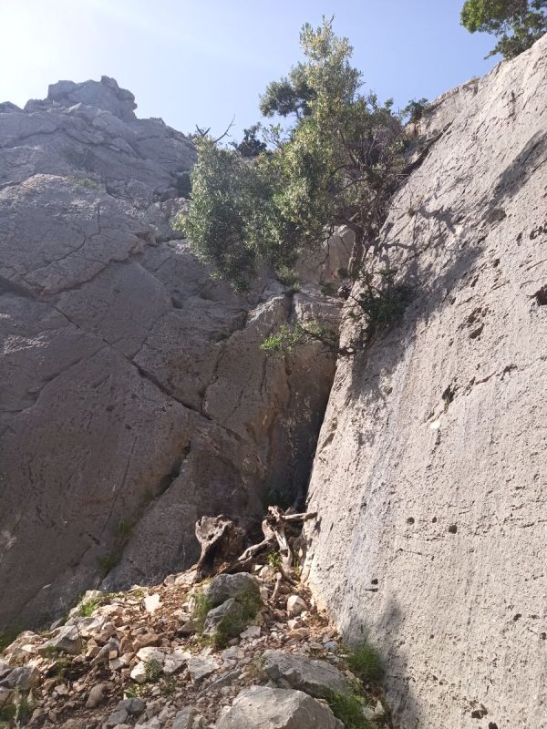 Le sentier passe en haut de cette impasse