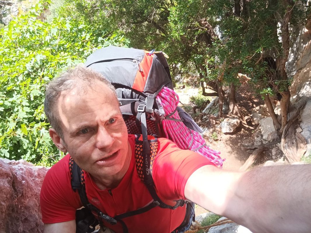 Pas très simple tout cela, j'ai quand même mis le baudrier pour m'assurer !