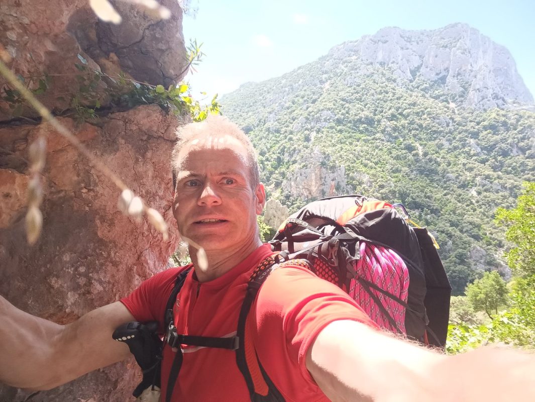 Ca monte bien fort entre les falaises !