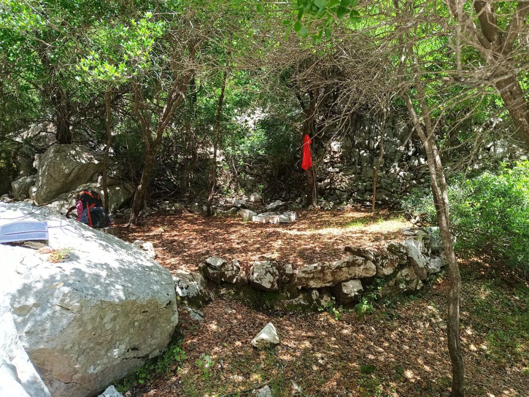 Cette petite terrasse à l'ombre sera parfaite pour le repas.