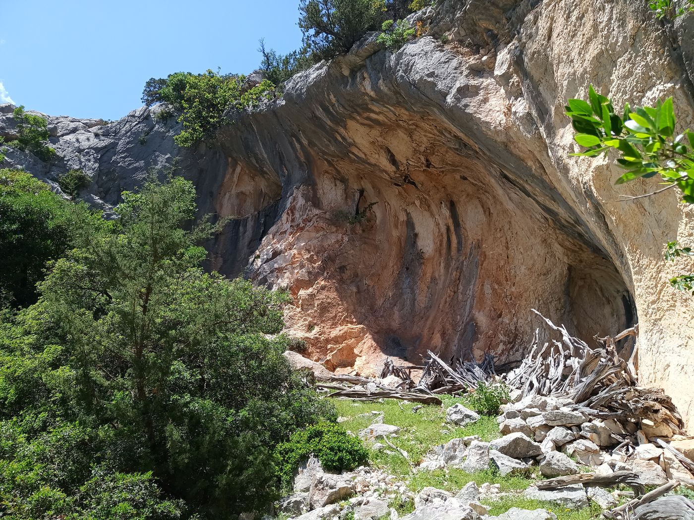 d'autres ruines un peu après, dont une partie brulée.