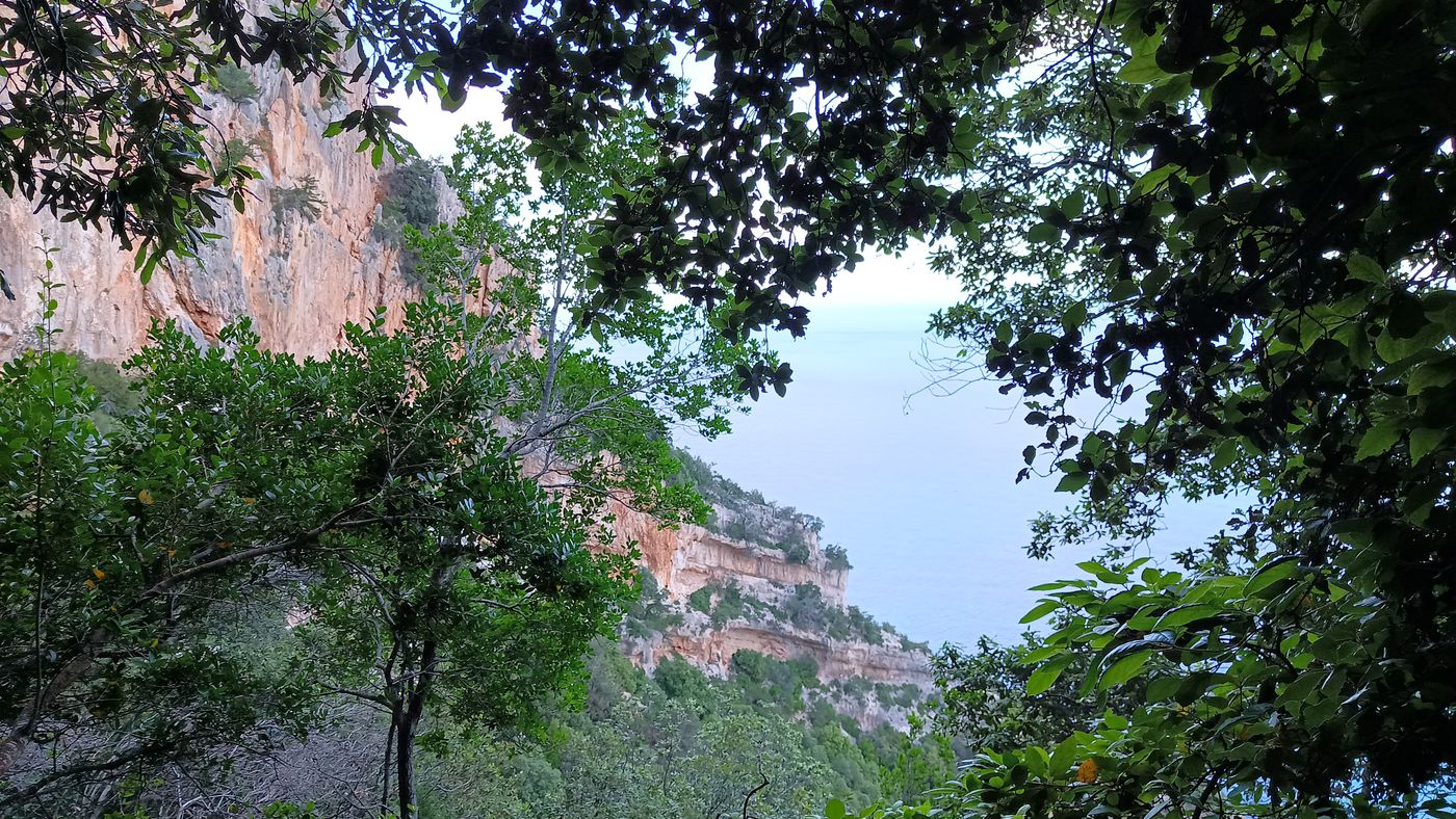 La falaise rouge où est sensé passer mon sentier.