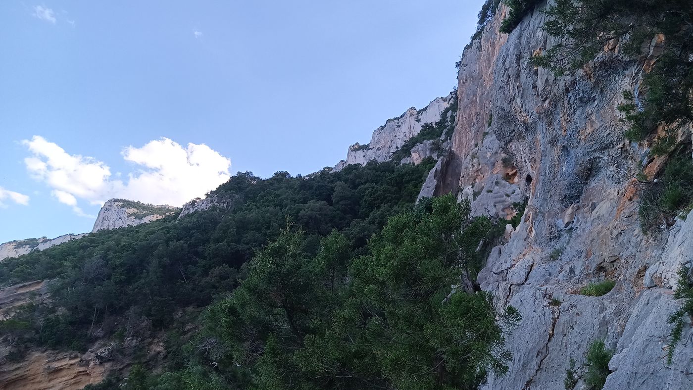 Mais si, là y'avais un moyen de passer sur le petit faut plat, ma mais sur la roche qui dépasse !