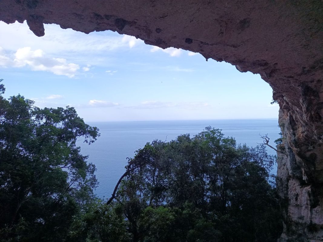 Je suis à la pointe, y'a une petite grotte